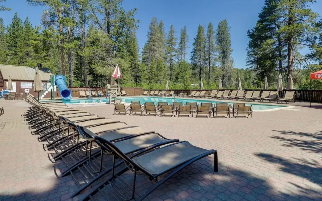 Truckee Retreat w/ Fireplace & Community Amenities