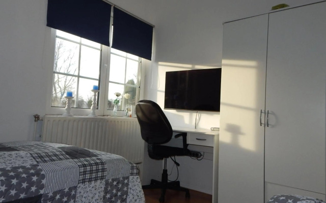 Traumhaftes-freistehendes-Ferienhaus-an-der-See-Strand-Yachthafen-W-Lan