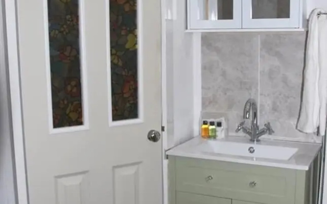 3 Bedroom House Near Town & Beaches. Quiet Street