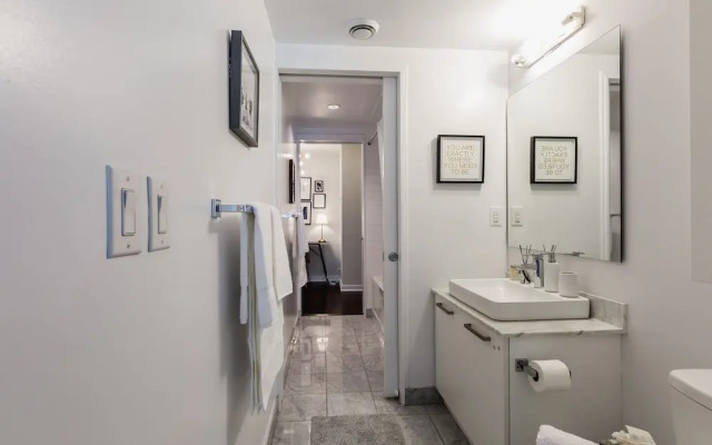 12 York St Condo - Financial District