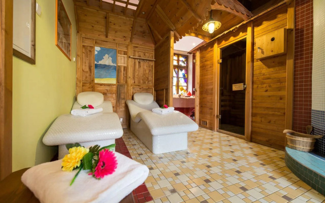 Hotel Selsky Dvur - Bohemian Village Courtyard
