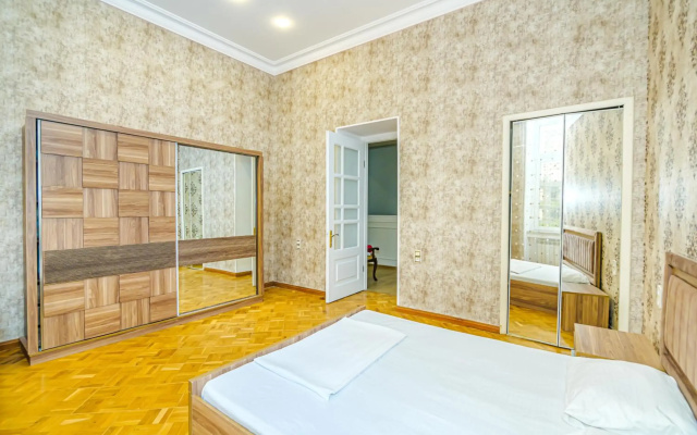 Targovu 5 Room DeLuxe Apartment