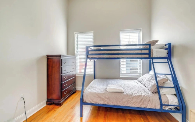 Centrally Located DC Row House Near Restaurants!