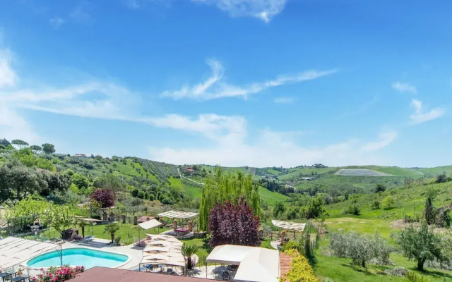 Villa in Monterotondo With Pool & Tiber Views