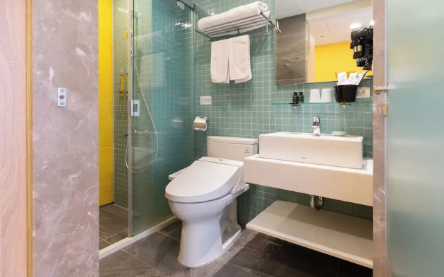 Check Inn Express Taichung Yizhong