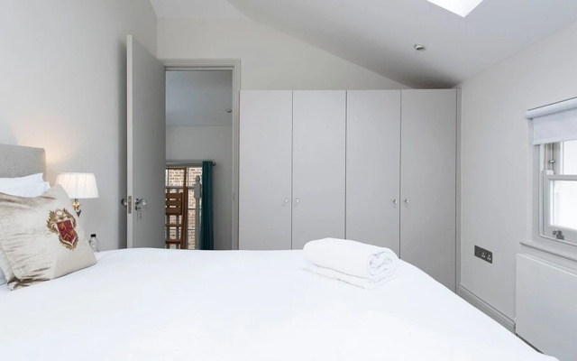 Bright 1BR flat in West London