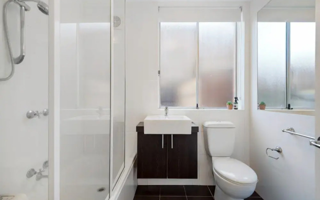 Snug St Kilda Apartment With Private Courtyard