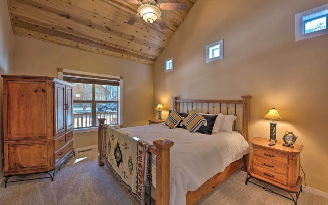 Spacious Pinetop Country Club Cabin w/ Deck!