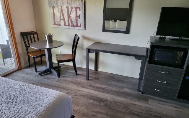 Lakeshore Lodge