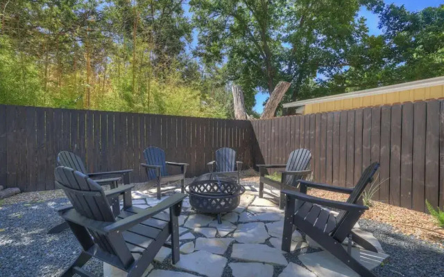 Southern Charm - Near Main With Hot Tub