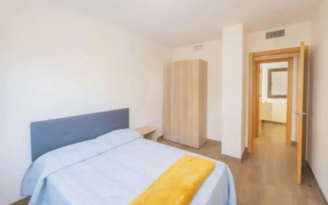 3 Bed Apartment Sleeps 6 - Free Parking & Balcony