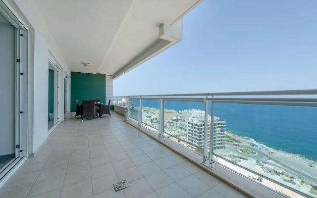 Seafront Luxury Apartment With Pool