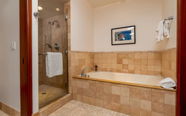 Kolea Circle #16e 2 Bedroom Condo by RedAwning