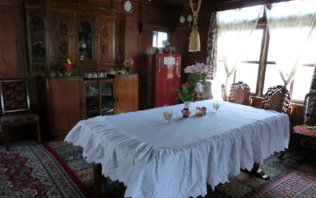 Rubany Palace Houseboat