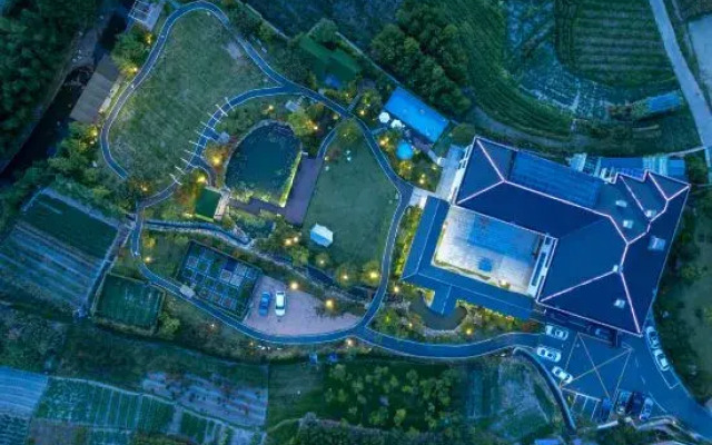 Anji Zhangyuan Fujun · Family-friendly Stream Pool Resort