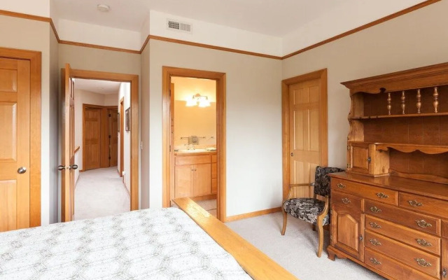 Columbia West 3 Bedroom Condo by RedAwning