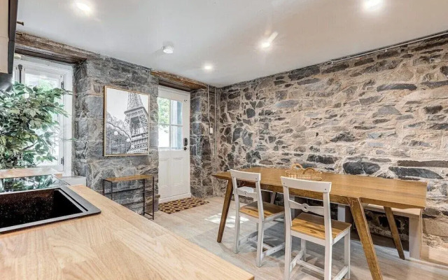 Beautiful Vieux Quebec 2 Bed Apt