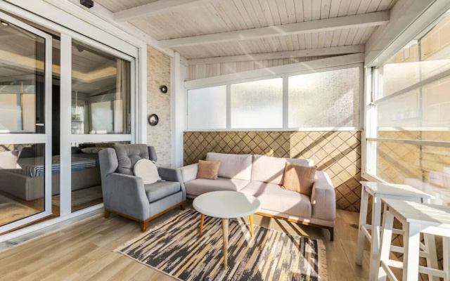 Vista Mare Horizon Beachfront 1BR Apartment