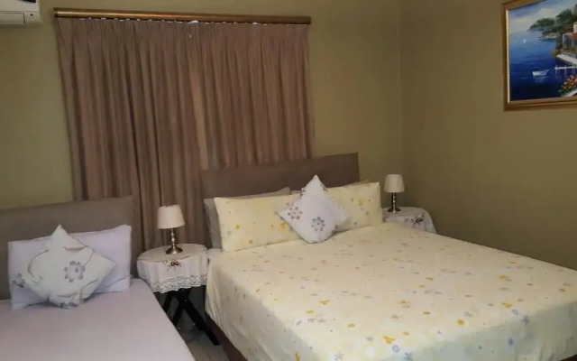 Savoy Lodge - Budget Triple Room 3