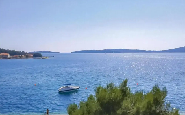 One-bedroom Apartment Near Beach