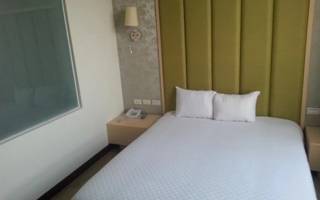 Happy Hotel