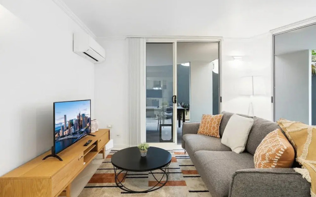 Comfy 2-bed With Pool and Secure Parking