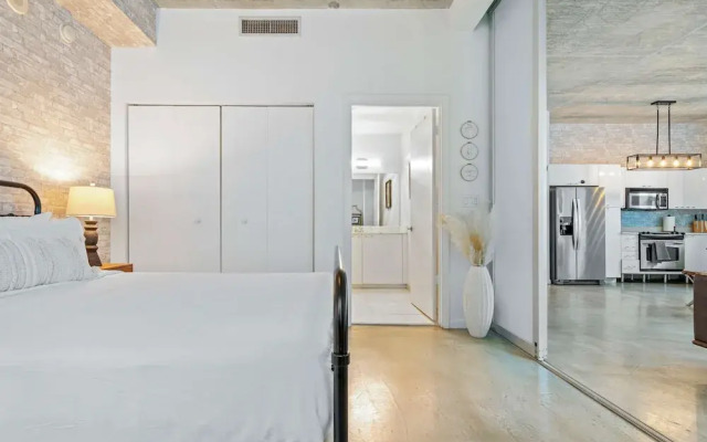 Stylish City Loft Downtown Steps to Bayfront Park