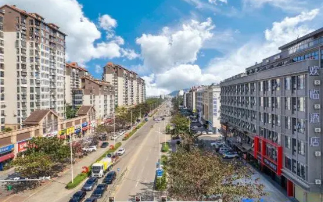 V8 plus Huanlin Hotel (Wanning High-speed Railway Station Branch)