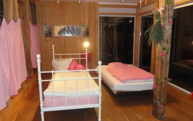 Kleines Haus im Grünen, Zirkuswagen, Hängebett & Zimmerli