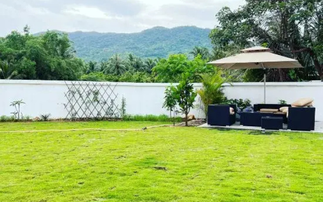 Wanning Yellow&White Homestay