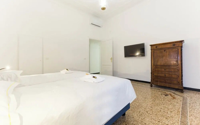 Airy 5BR Flat with Balcony - Old Town