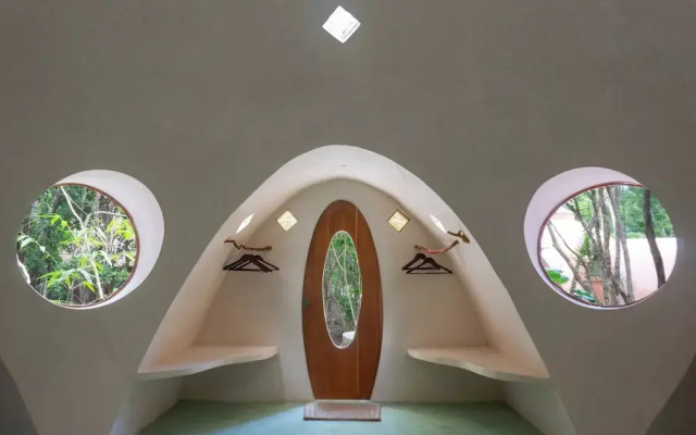 Room-unique Jungle Dome 2 Queen Beds