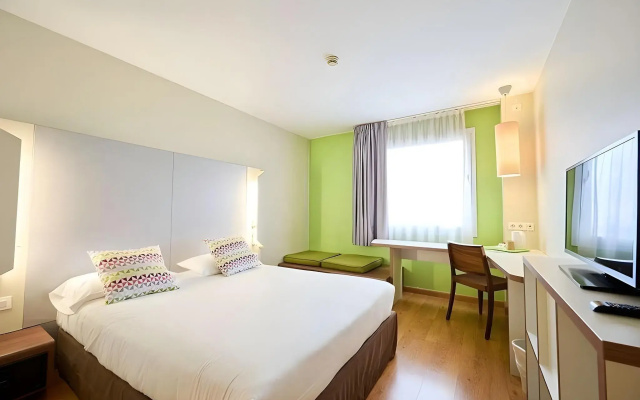 Отель Travelodge BCN Cornella Fira
