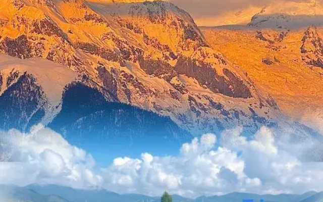 Grassland Snow Mountain Hotel