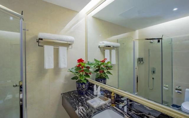 Yingjiang River Bian Chui Hotel