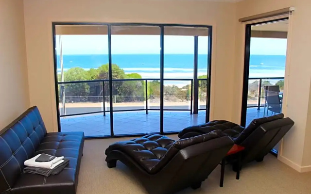 The Lighthouse - Beachfront Accommodation