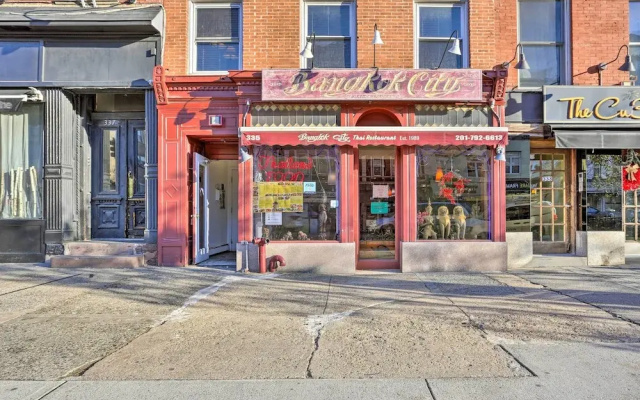 Couples Hub Near Metlife, Walk to Public Transit!