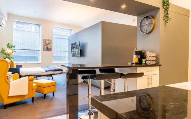 Comfy DT Loft w Parking Rooftop Patio BBQ Gym