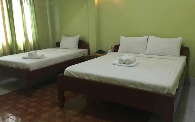 Pra-Tna Guest House and Coffee