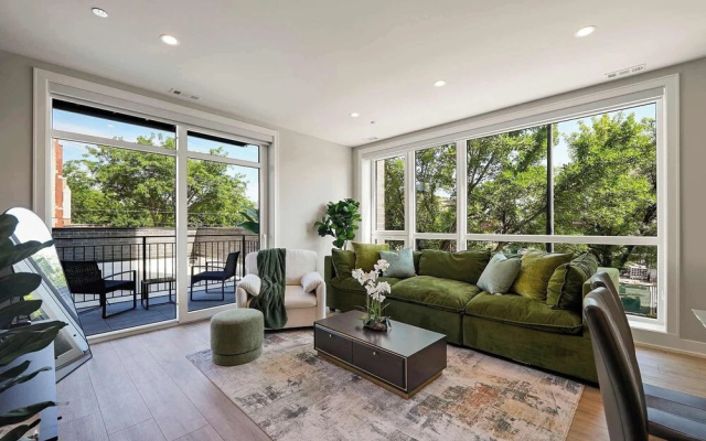 Modern 2br2ba Condo Free Parking and Balcony