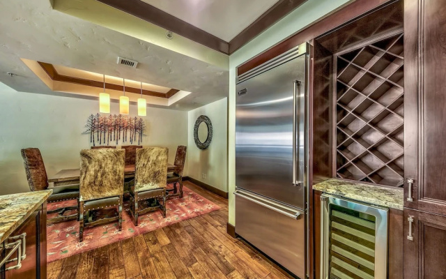 Luxurious 3 Bedroom Mid-Mountain at Northstar Condo by RedAwning
