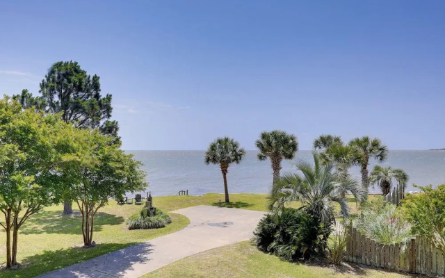 Waterfront Crystal Coast Vacation Rental w/ Deck!
