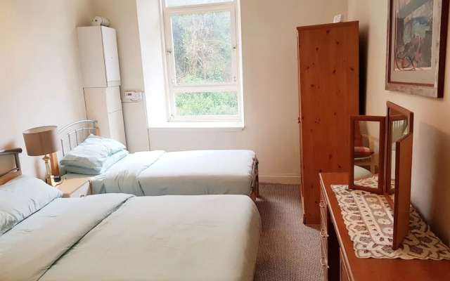 2 Bed Flat - Sleeps 4 - Parking - Wifi