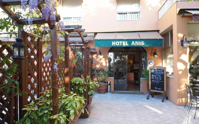 Anis Hotel вид на фасад