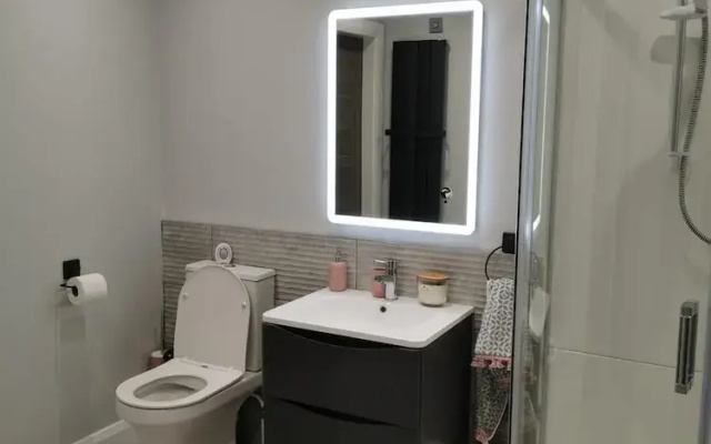 Modern 3-bed Apartment in Magherafelt Sleeps 8