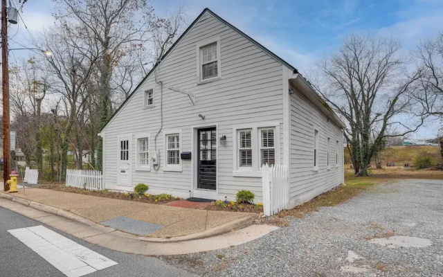 Walk to Beach: Historical Fredericksburg Home