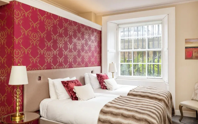 JOIVY Ultra Luxe 3BR home near Princes St