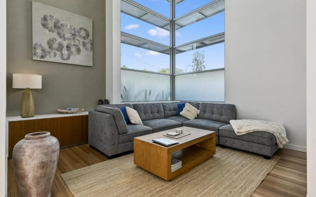 Anna Superbly Stylish Luxury Townhouse