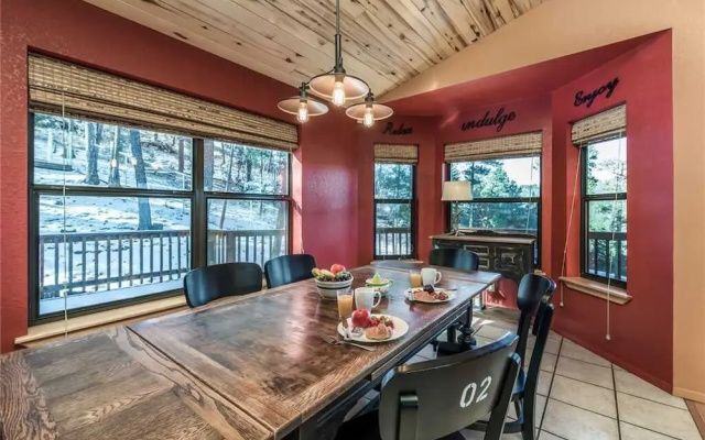 Bear Butte Lodge - Three Bedroom Cabin with Hot Tub