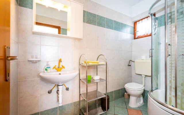 Nice Apartment in Maslenica With Wifi